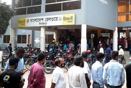 অনলাইনে বন্ধ, টিকিট কাটতে দিনাজপুর স্টেশনে ভিড়