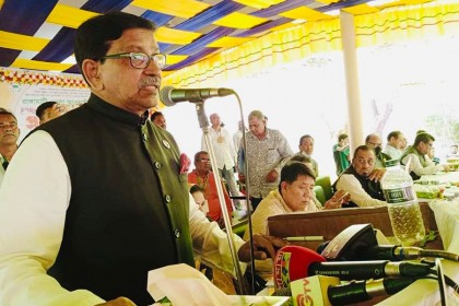 অস্ত্র পরিহার করুন, না হলে টিকতে পারবেন না: হানিফ