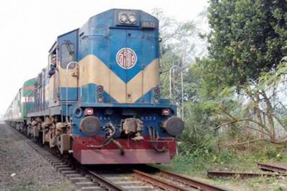 হাত বদলের খেসারত দিচ্ছেন ট্রেন যাত্রীরা!