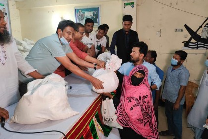নোয়াখালীতে ৩ শতাধিক দুস্থদের মাঝে জেলা যুবলীগের ত্রাণ সামগ্রী বিতরণ
