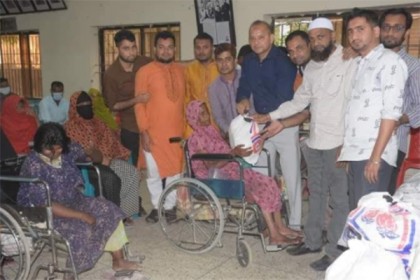 পিছিয়ে পড়া মানুষের মাঝে খাদ্যদ্রব্য বিতরণ