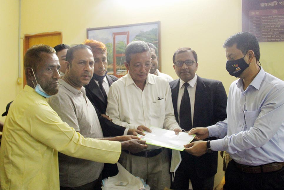 রাঙামাটি জেলা প্রশাসকের কাছে বিএনপির স্মারকলিপি