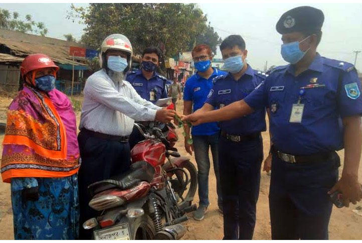 হেলমেট থাকলে বিরামপুর
পুলিশের ‘লাল গোলাপ’ 