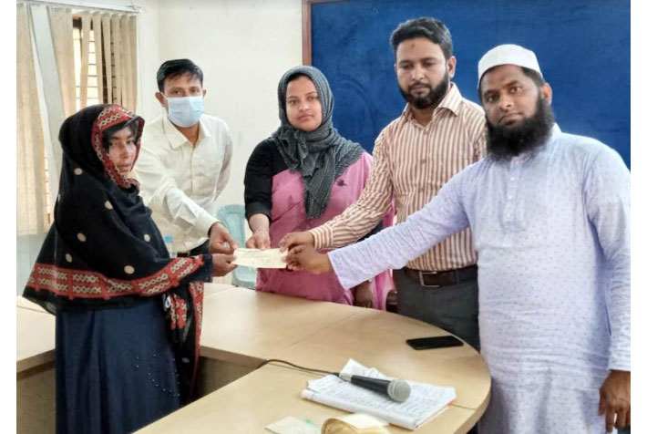 চরভদ্রাসনে নদী ভাঙনে ক্ষতিগ্রস্তদের চেক প্রদান