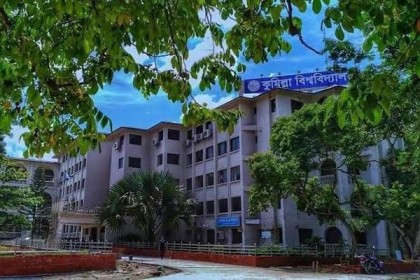 ছাত্রলীগ নেতাকে ‘তুমি’ বলায় শিক্ষার্থীকে মারধর