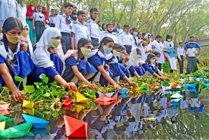 মরা নদীতে নৌকা দেখার প্রত্যাশায় শিক্ষার্থীদের অভিনব প্রতিবাদ