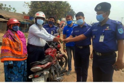 হেলমেট থাকলে বিরামপুর
পুলিশের ‘লাল গোলাপ’ 