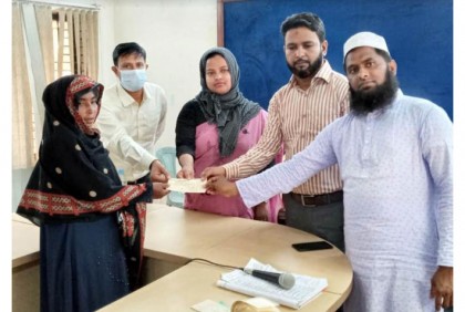 চরভদ্রাসনে নদী ভাঙনে ক্ষতিগ্রস্তদের চেক প্রদান