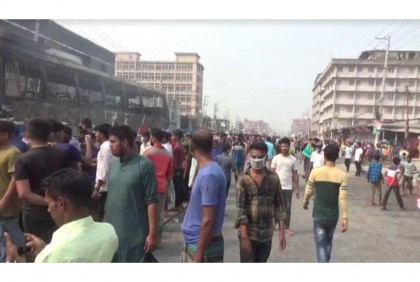 গাজীপুরে সড়ক দুর্ঘটনায় শ্রমিক নিহতের গুজবে 
সড়ক অবরোধ