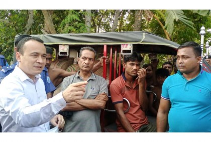 নগরকান্দায় ৩০ বস্তা চালসহ ইজিবাইক চালক আটক