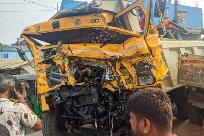 ময়মনসিংহে ট্রাকের সাথে ট্রেনের সংঘর্ষ