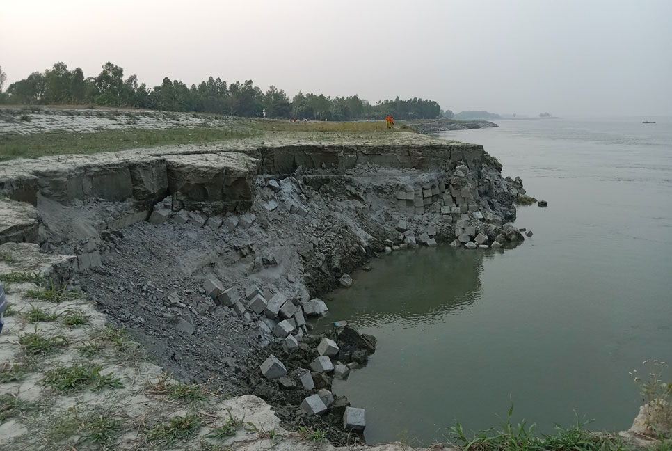 বর্ষার আগেই যমুনায় ভাঙ্গন; আতঙ্কে নদীতীরের বাসিন্দারা