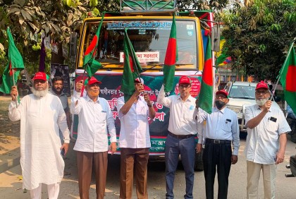 চাঁপাইনবাবগঞ্জে মুক্তিযোদ্ধাদের ট্রাক শোভাযাত্রা ও সংবর্ধনা