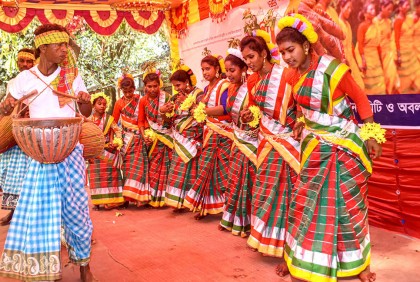 বাহা উৎসবে মেতে উঠলো গোবিন্দগঞ্জের সাঁওতাল জনগোষ্ঠী