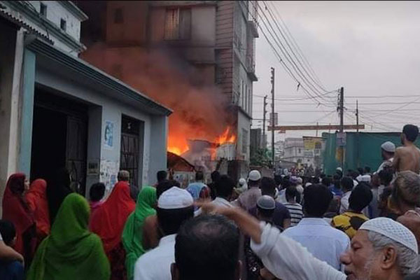 নারায়ণগঞ্জে জুটের গোডাউনে আগুন, ছড়িয়ে পড়ছে বহুতল ভবনে  

