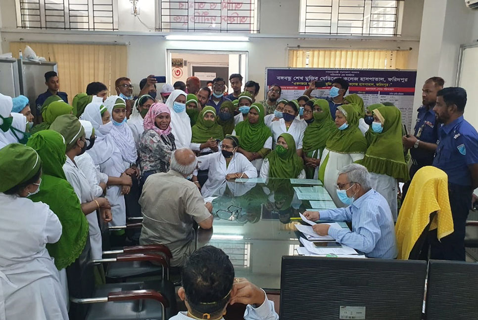 প্রণোদনার টাকা বিতরণ না করায় হাসপাতালের পরিচালক অবরুদ্ধ
