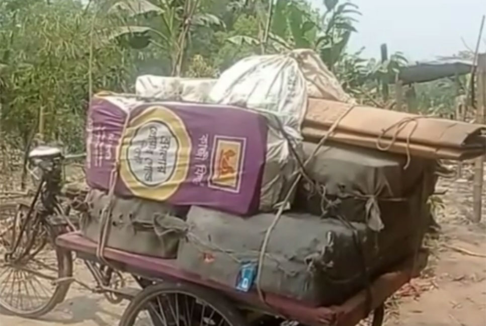 ফেরিওয়ালার কাছে বিক্রি করা সরকারি পাঠ্যপুস্তক জব্দ, থানায় অভিযোগ