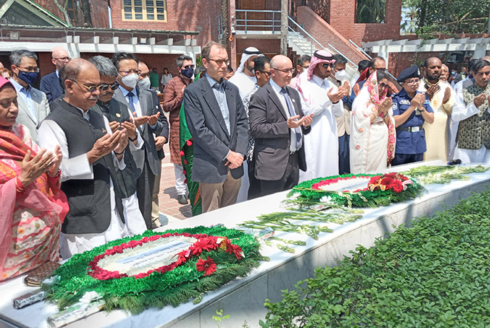 বঙ্গবন্ধুর সমাধিতে ডিপ্লোম্যাটিক কোরের সদস্যদের শ্রদ্ধা