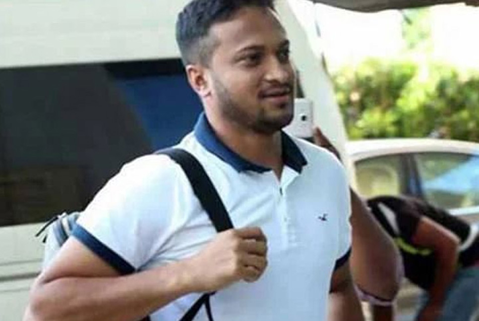 ঢাকায় ফিরলেন সাকিব

