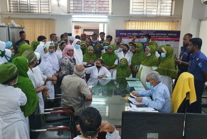 প্রণোদনার টাকা বিতরণ না করায় হাসপাতালের পরিচালক অবরুদ্ধ

