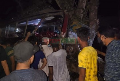 নওগাঁয় বাস-ট্রাক্টরের সংঘর্ষে নিহত ৪