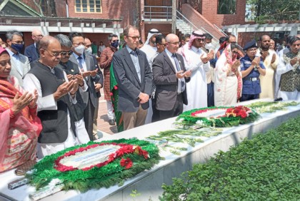 বঙ্গবন্ধুর সমাধিতে ডিপ্লোম্যাটিক কোরের সদস্যদের শ্রদ্ধা
