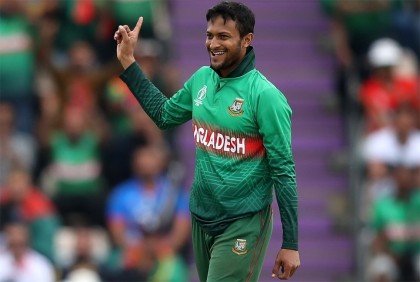আজ রাতে দেশে ফিরবেন সাকিব, ৪ জন কাল 

