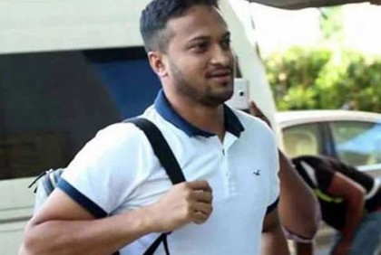 ঢাকায় ফিরলেন সাকিব


