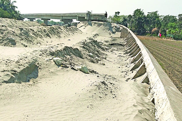 নকশার ভুলে অকেজো সেতু