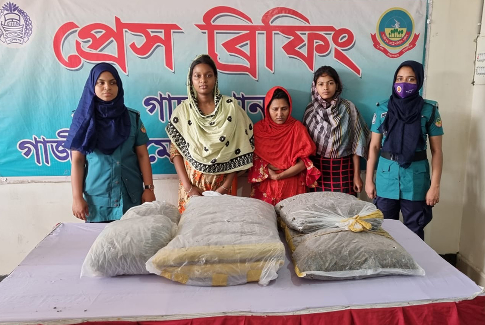 গাজীপুরে গাঁজাসহ ৩ নারী গ্রেফতার 