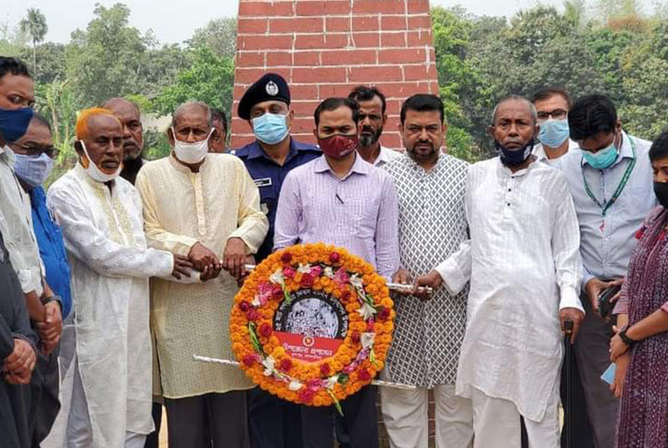 ফুলপুরে গণহত্যা দিবসে বধ্যভূমিতে পুষ্পস্তবক অর্পণ