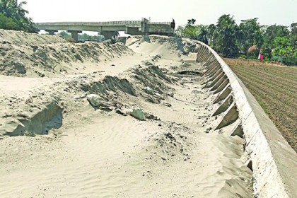 নকশার ভুলে অকেজো সেতু