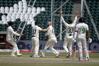 ২৪ বছর পর পাকিস্তানের মাটিতে টেস্ট জয়ের স্বাদ পেল অজিরা