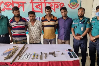 গাজীপুরে অস্ত্রসহ গ্রেফতার ৪
