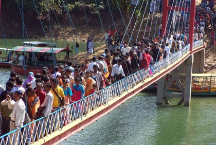 পর্যটকের ঢল নেমেছে পাহাড়ে