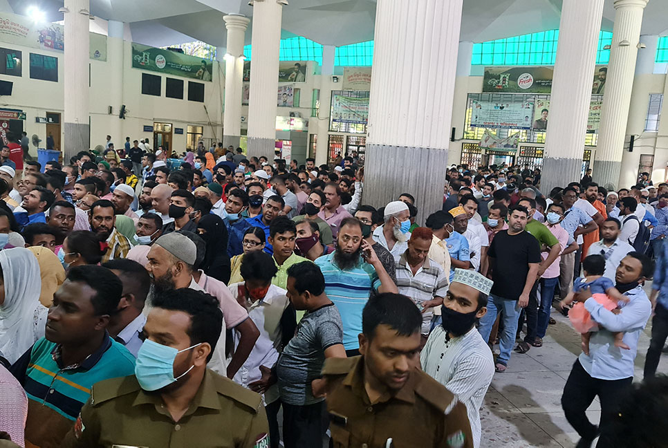 চট্টগ্রাম রেল স্টেশনে টানা ৪ দিনের যাত্রীদের ঢল