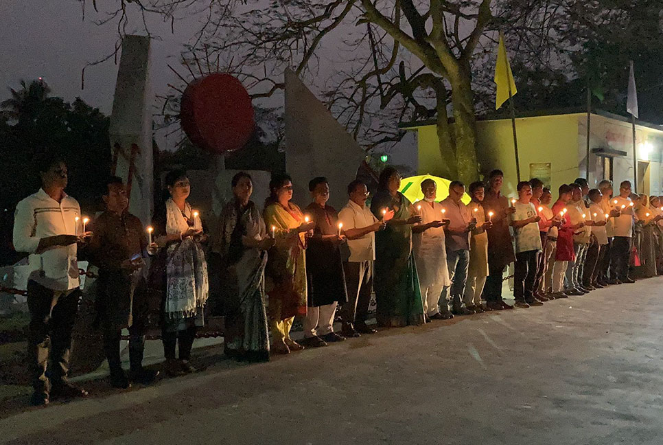 গণহত্যা দিবসে নেত্রকোনায় মোমবাতি প্রজ্বলন