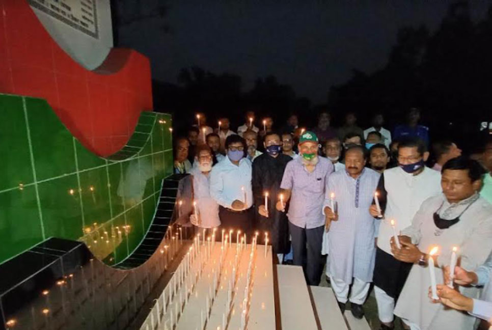 বগুড়ায় গণহত্যা দিবস উপলক্ষে প্রদীপ প্রজ্জ্বলন