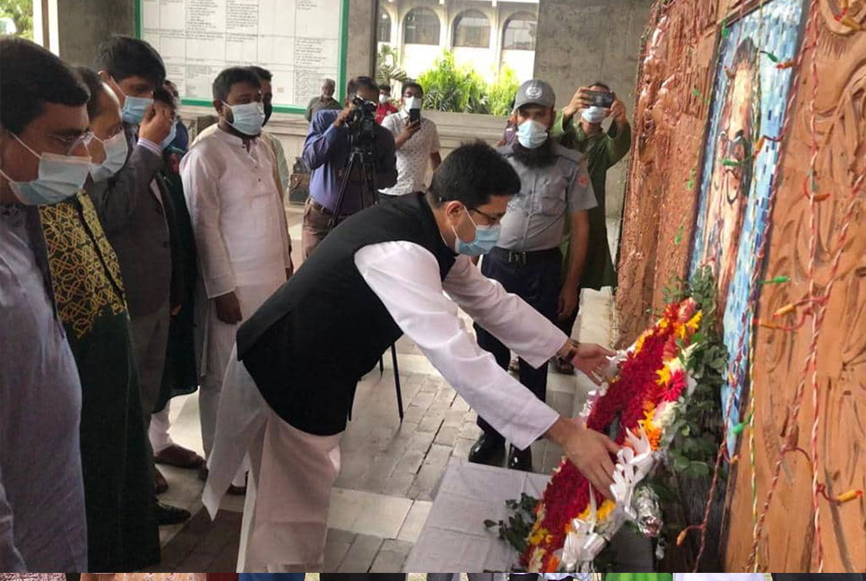 বঙ্গবন্ধুর প্রতিকৃতিতে ডিএসসিসি মেয়রের শ্রদ্ধা