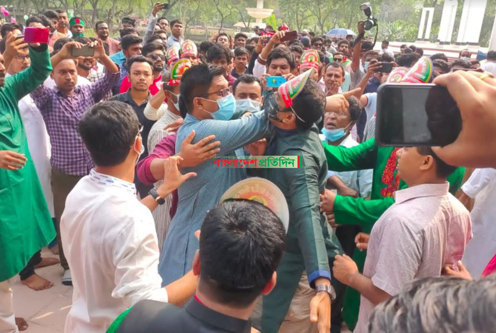 ইবির স্মৃতিসৌধে আওয়ামী লীগপন্থী শিক্ষকদের দুই পক্ষের হাতাহাতি 

