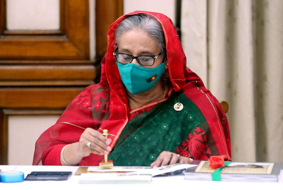 স্বাধীনতা ও জাতীয় দিবস উপলক্ষে স্মারক ডাক টিকিট অবমুক্ত 

