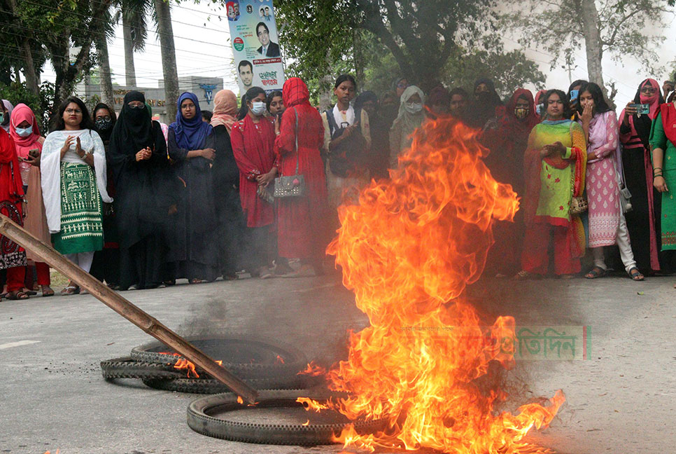 বাকৃবিতে ছাত্রলীগ নেতার বিরুদ্ধে ছাত্রী লাঞ্ছনার অভিযোগ, বিক্ষোভ