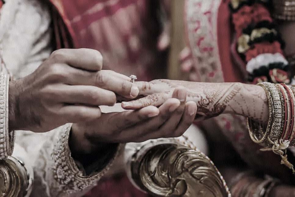 বিয়ের দাবিতে অনশনে ছাত্রী, ঘরের বেড়া ভেঙে পালালেন শিক্ষক