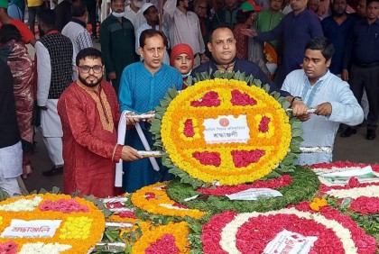 বঙ্গবন্ধুর প্রতিকৃতিতে মুক্তিযোদ্ধার সন্তান আইনজীবীদের শ্রদ্ধা