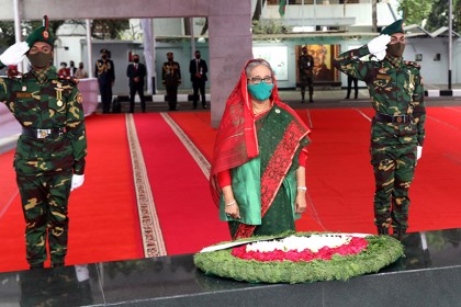 বঙ্গবন্ধুর প্রতিকৃতিতে প্রধানমন্ত্রীর শ্রদ্ধা
