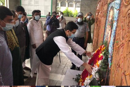 বঙ্গবন্ধুর প্রতিকৃতিতে ডিএসসিসি মেয়রের শ্রদ্ধা