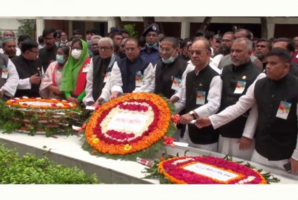 টুঙ্গিপাড়ায় জাতির পিতার সমাধিতে কেন্দ্রীয় আওয়ামী লীগের শ্রদ্ধা

