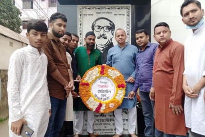 কুমিল্লায় বঙ্গবন্ধুর প্রতিকৃতিতে যুবলীগের শ্রদ্ধা 

