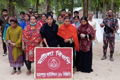 মহেশপুর সীমান্ত থেকে নারী শিশুসহ আটক ২২ 