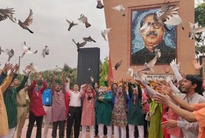 একশ’ পায়রা উড়িয়ে স্বাধীনতা দিবস উদযাপন